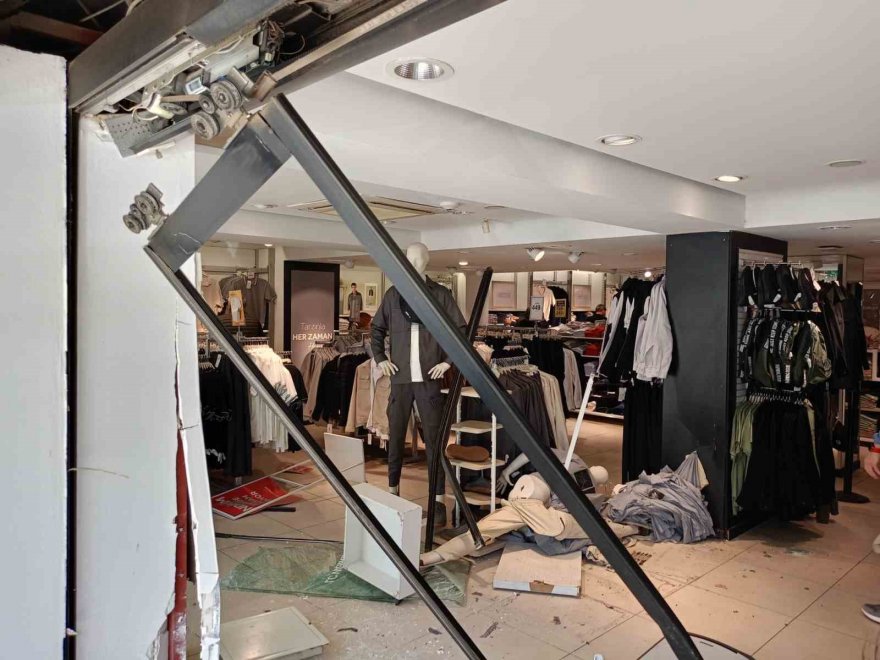 Fren yerine gaza basınca zincir giyim mağazasına daldı