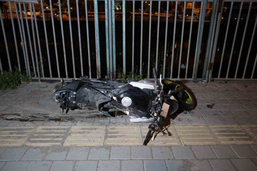 Adana’da feci kaza... Kontrolden çıkan motosiklet kaldırıma çarpıp sürüklendi: 2 ölü