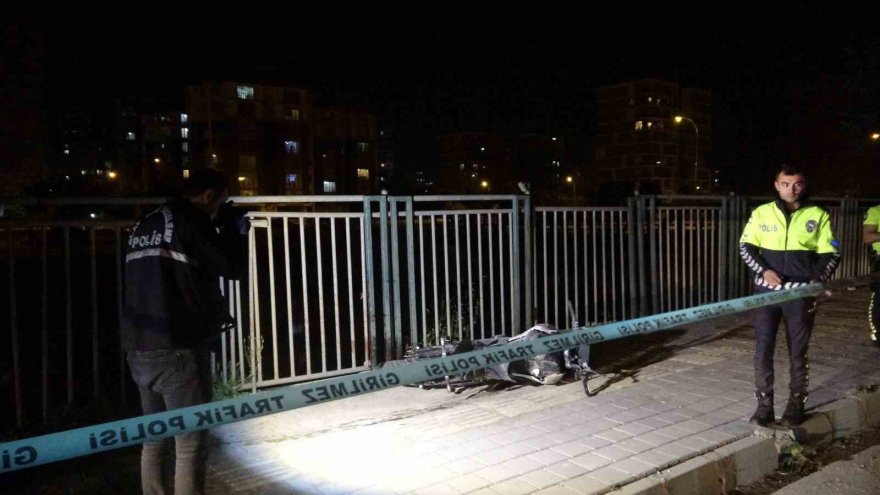 Adana’da feci kaza... Kontrolden çıkan motosiklet kaldırıma çarpıp sürüklendi: 2 ölü