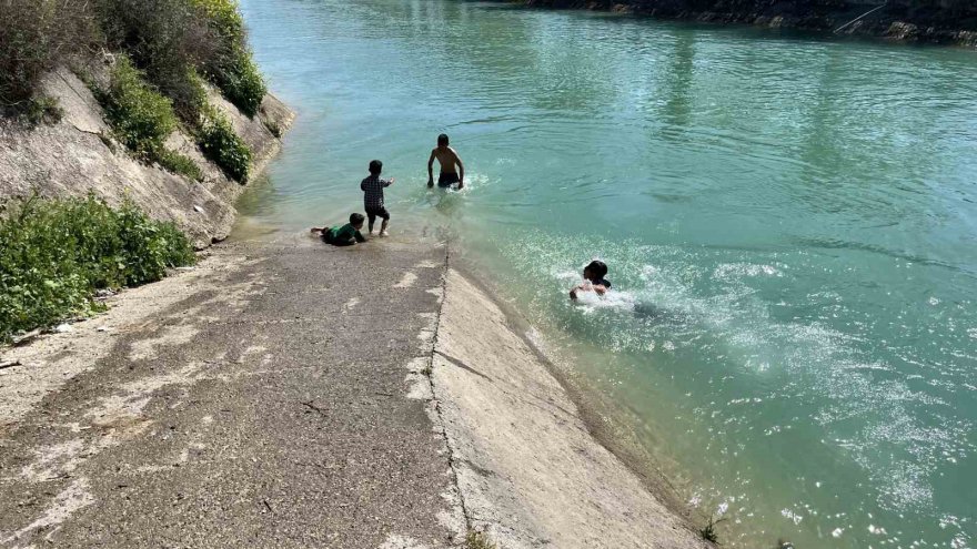 Adana'da kanalda yüzme yine başladı: ‘Korkunun ecele faydası yok’