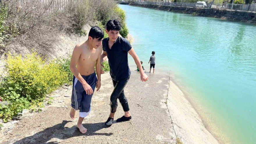 Adana'da kanalda yüzme yine başladı: ‘Korkunun ecele faydası yok’