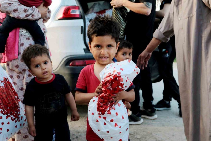 Dezavantajlı binlerce çocuğa bayramlık kıyafet dağıtıldı