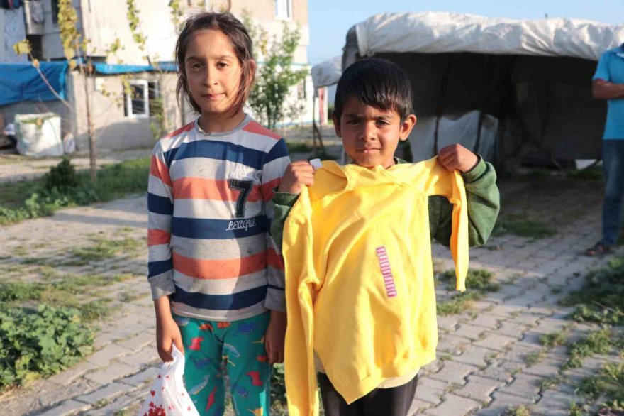 Dezavantajlı binlerce çocuğa bayramlık kıyafet dağıtıldı
