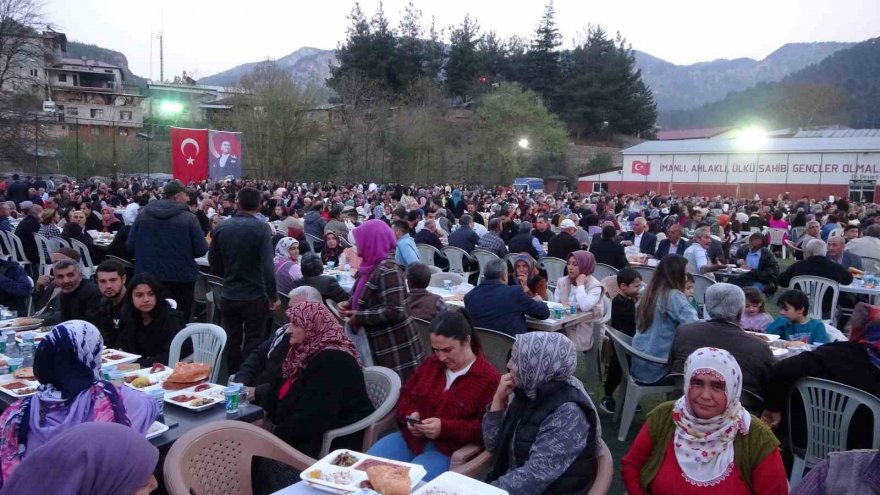 Toroslarda binlerce Fekeli Devlet Bahçeli Stadyumu’nda iftar açtı