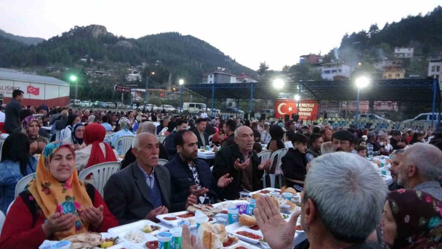 Toroslarda binlerce Fekeli Devlet Bahçeli Stadyumu’nda iftar açtı