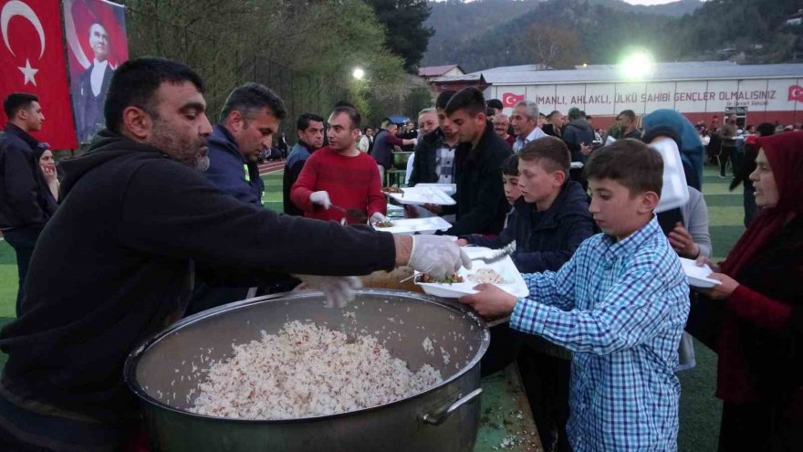 Toroslarda binlerce Fekeli Devlet Bahçeli Stadyumu’nda iftar açtı