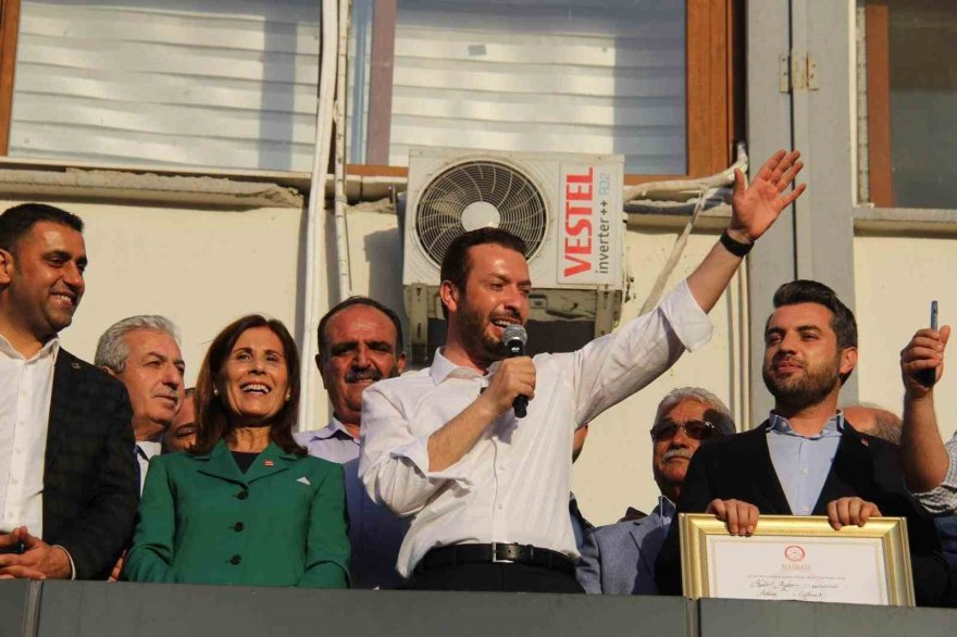 Başkan Kadir Aydar, mazbatasını alıp görevine başladı