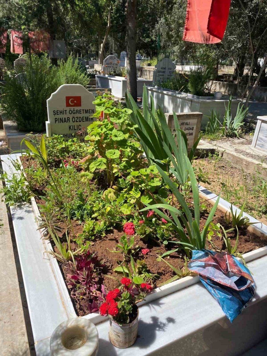 Saimbeyli’de üzerlerine kaya düşüp ölen öğretmenler mezarı başında anıldı