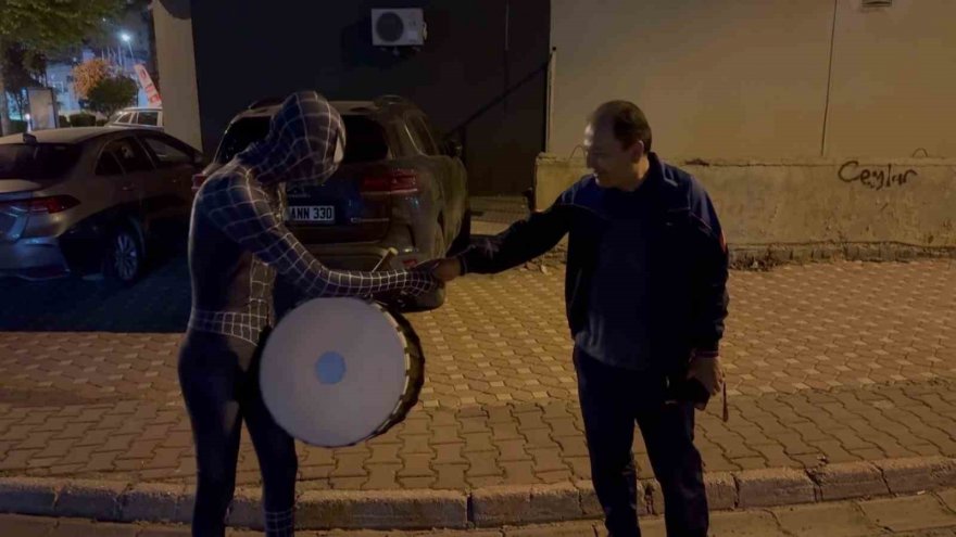 Adanalı Örümcek Adam davul çalarak vatandaşları sahura kaldırdı