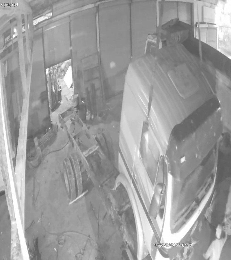 Kamyonu parçalarına ayıran tamirci yakalanınca, 