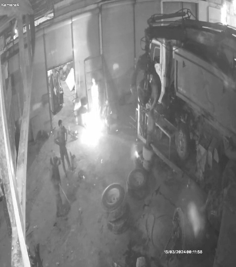 Kamyonu parçalarına ayıran tamirci yakalanınca, 