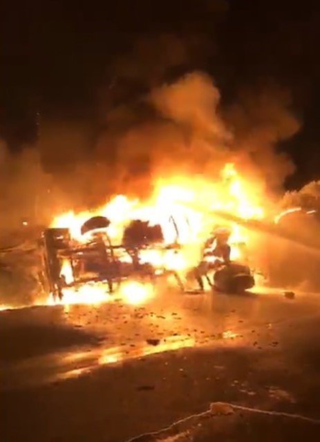Otoyolda devrilen akaryakıt yüklü tanker alev alev yandı