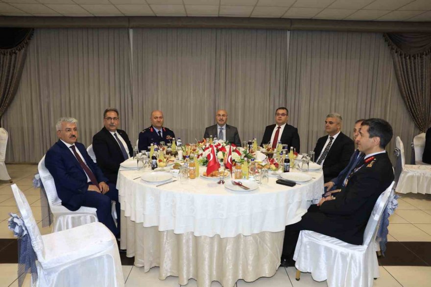 Adana protokolü bayramlaştı