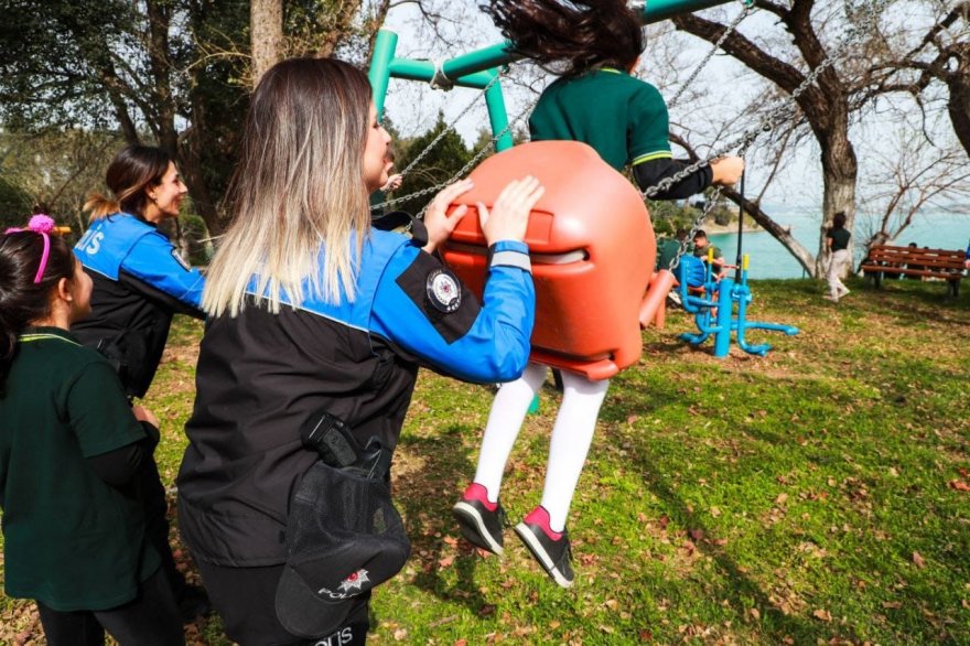 Polisten bayramda çocuklara sürpriz