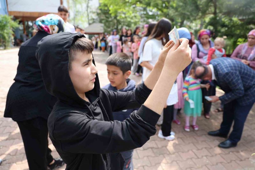 Bayram harçlığı kuyruğu