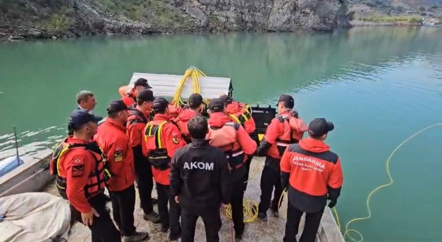 Kozan’da kayıp genci jandarma su altı robotu ile arıyor