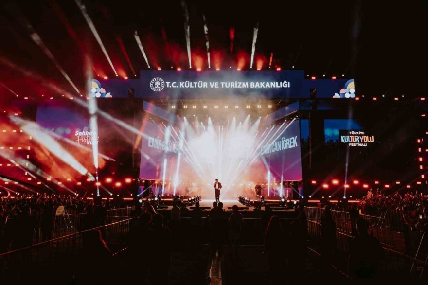 Adanalı hayranları Emircan İğrek’i pankartlarla ağırladı