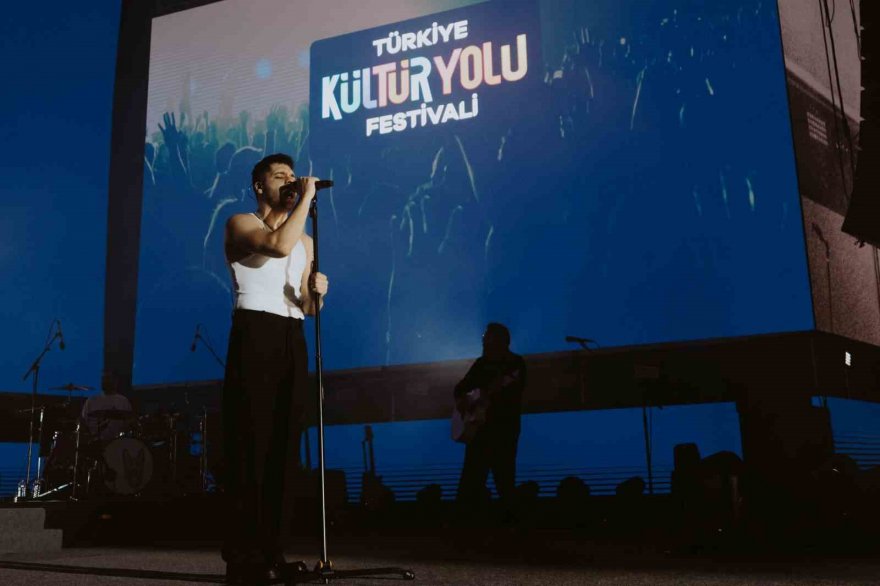 Adanalı hayranları Emircan İğrek’i pankartlarla ağırladı