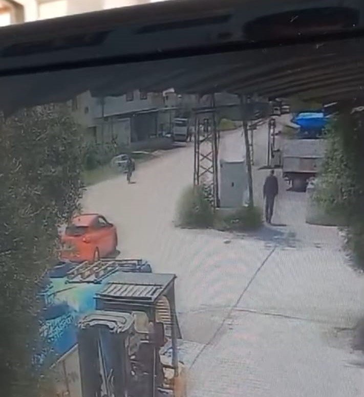 Bisiklete çarpmamak için yayaya çarptı