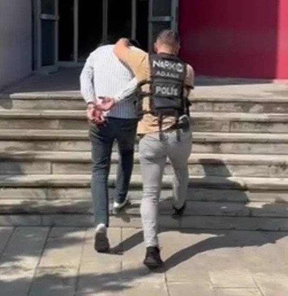 Otomobilin tamponunda ve alt muhafaza korumasında 2 kilo 200 gram esrar çıktı