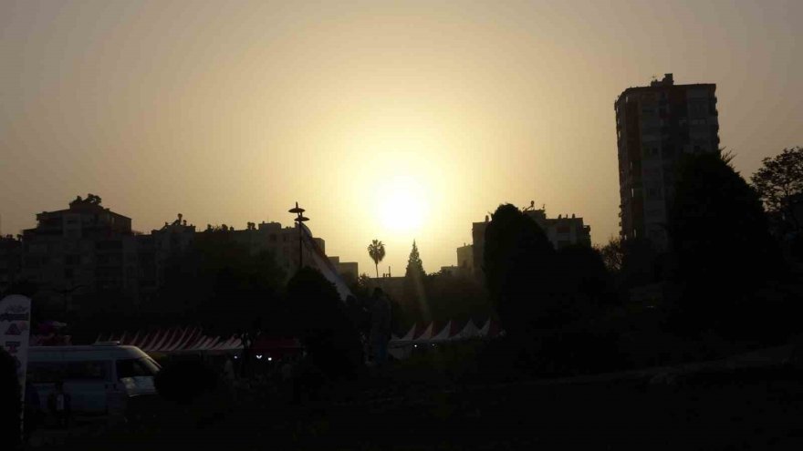 Afrika’dan gelen toz taşınımı Adana’da etkili oldu