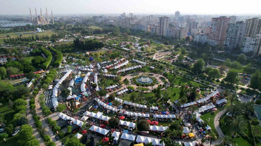 Portakal Çiçeği Karnavalı renkli görüntülere sahne oluyor