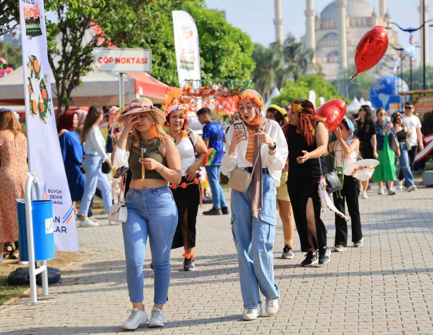 Portakal Çiçeği Karnavalı renkli görüntülere sahne oluyor