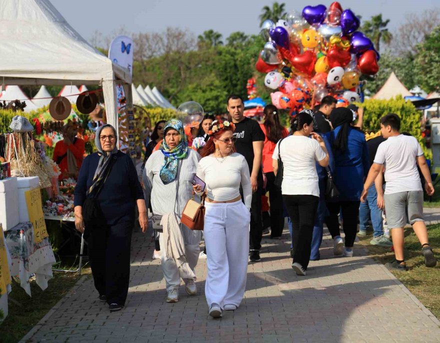Portakal Çiçeği Karnavalı renkli görüntülere sahne oluyor
