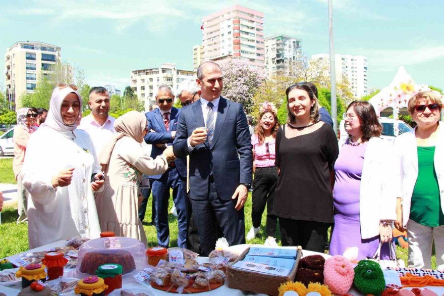 Dezavantajlı kadınların el emeği göz nuru ürünleri karnavalda sergileniyor