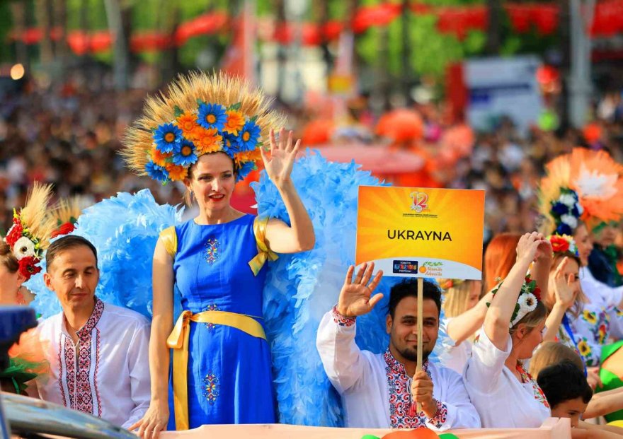 Adana’da karnaval korteji renkli görüntülere sahne oldu