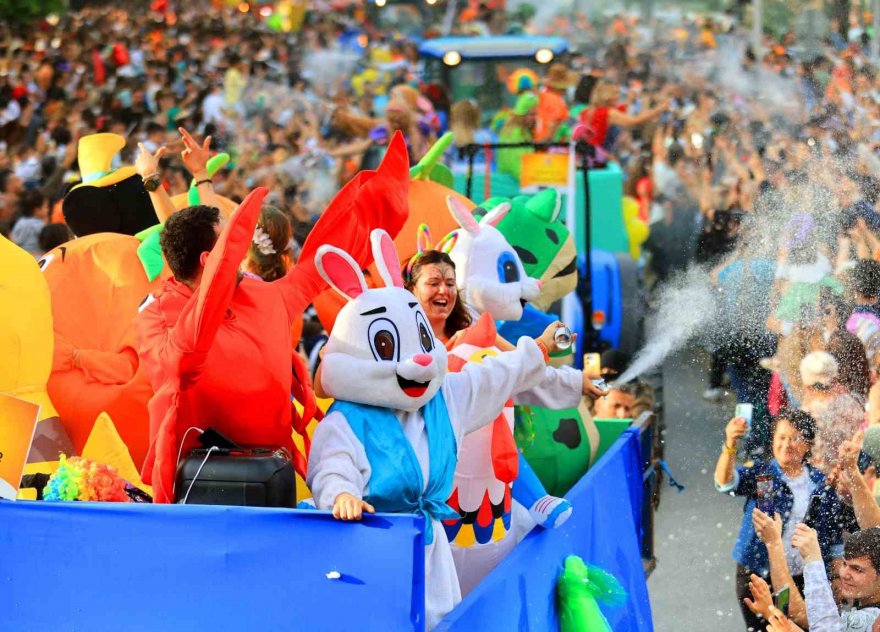 Adana’da karnaval korteji renkli görüntülere sahne oldu