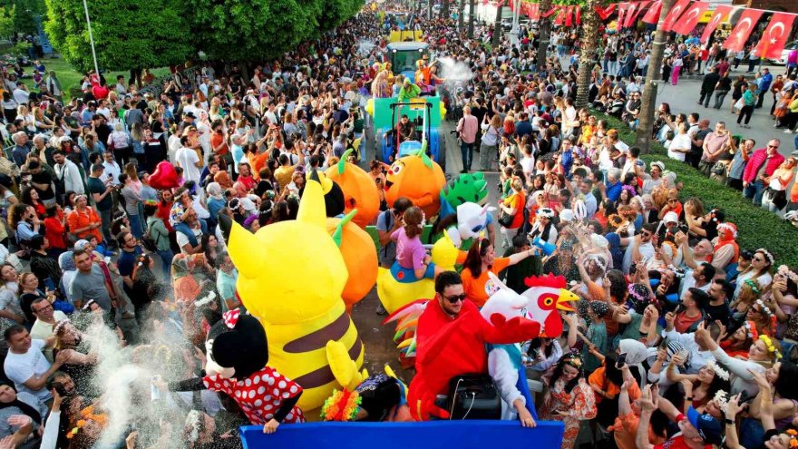 Adana’da karnaval korteji renkli görüntülere sahne oldu