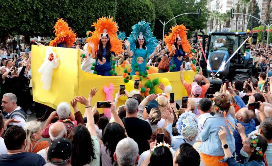 Adana’da karnaval korteji renkli görüntülere sahne oldu