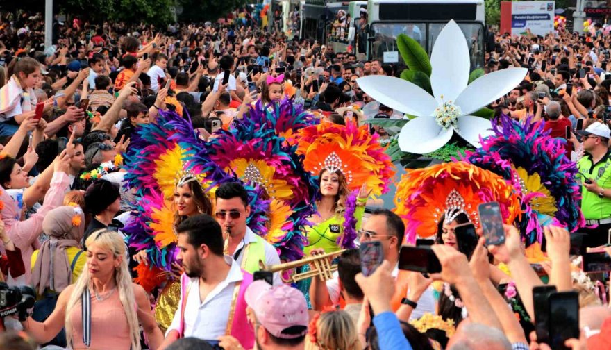 Adana’da karnaval korteji renkli görüntülere sahne oldu