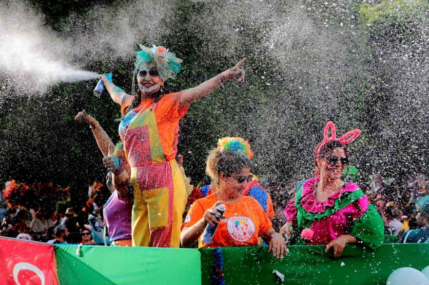 Adana’da karnaval korteji renkli görüntülere sahne oldu