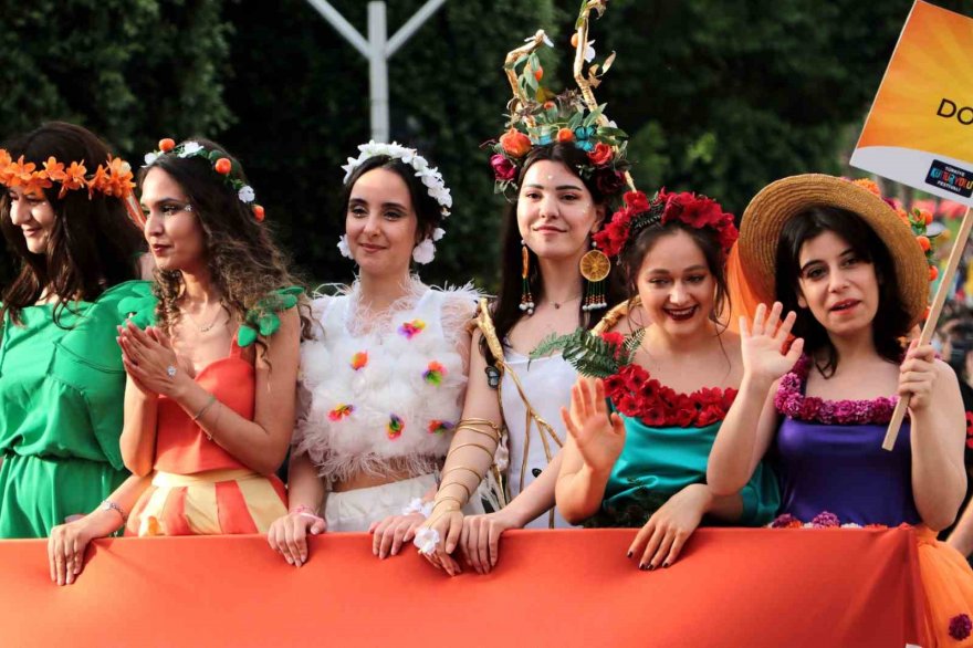 Adana’da karnaval korteji renkli görüntülere sahne oldu