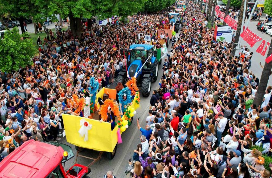 Adana’da karnaval korteji renkli görüntülere sahne oldu