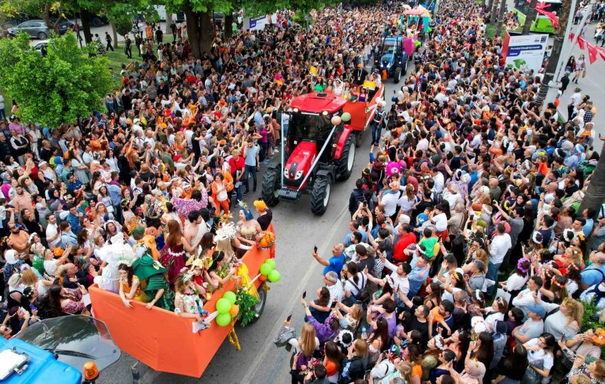 Adana’da karnaval korteji renkli görüntülere sahne oldu
