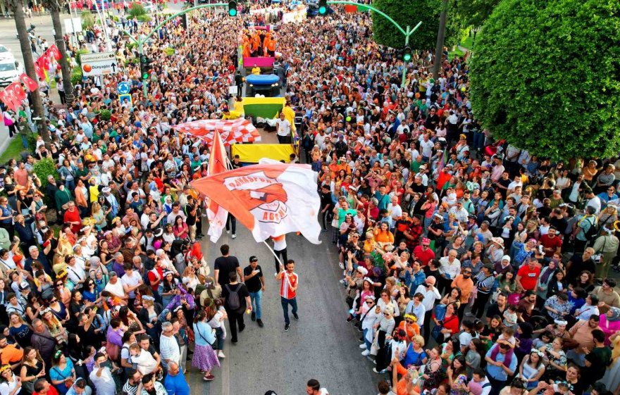 Adana’da karnaval korteji renkli görüntülere sahne oldu