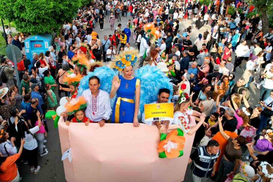 Adana’da karnaval korteji renkli görüntülere sahne oldu