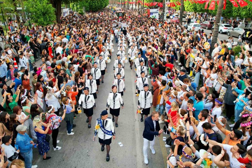 Adana’da karnaval korteji renkli görüntülere sahne oldu
