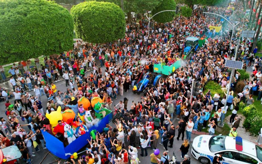 Adana’da karnaval korteji renkli görüntülere sahne oldu