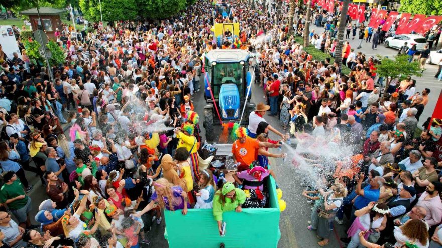 Adana’da karnaval korteji renkli görüntülere sahne oldu