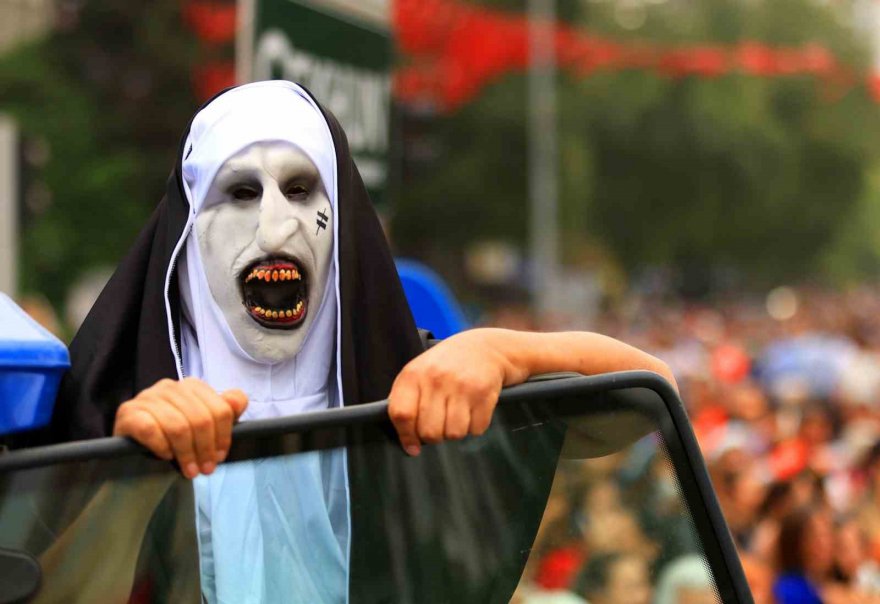 Adana’da karnaval korteji renkli görüntülere sahne oldu