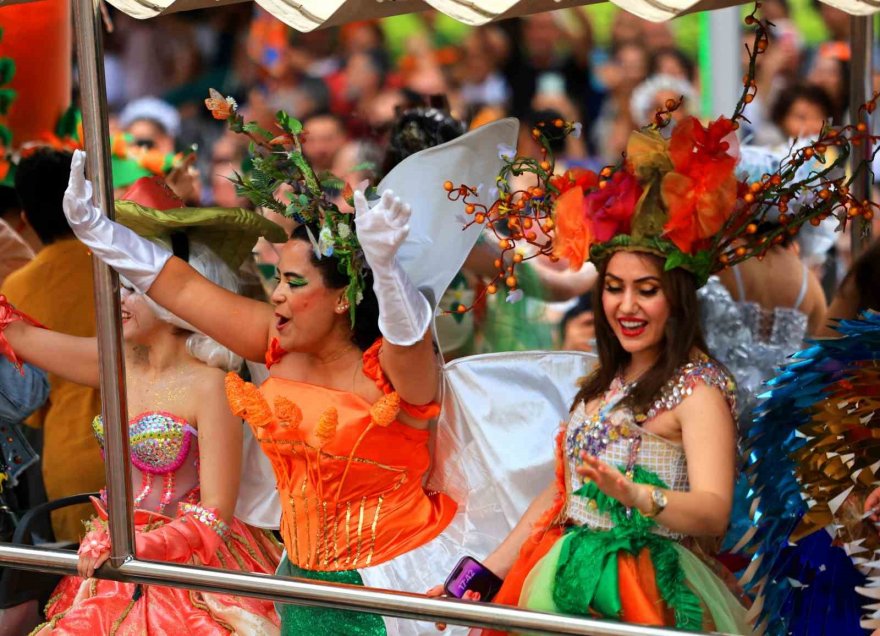 Adana’da karnaval korteji renkli görüntülere sahne oldu