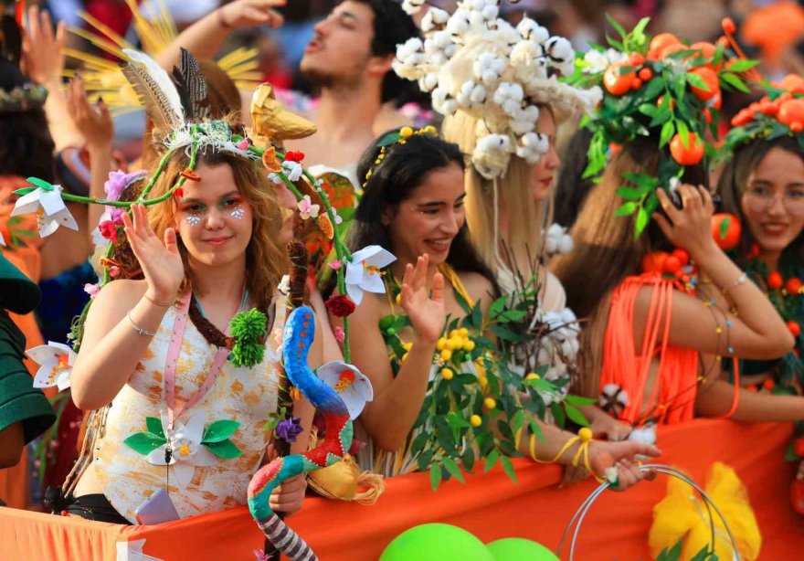Adana’da karnaval korteji renkli görüntülere sahne oldu