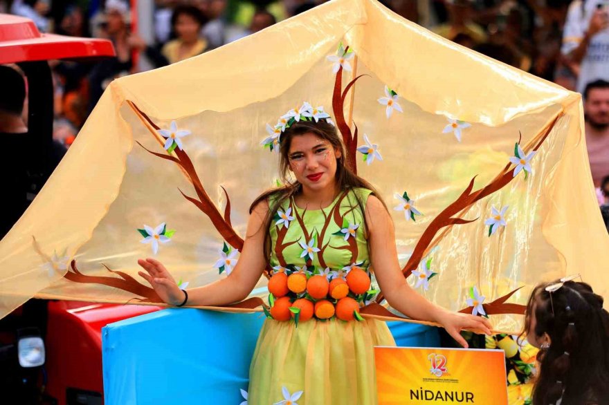 Adana’da karnaval korteji renkli görüntülere sahne oldu