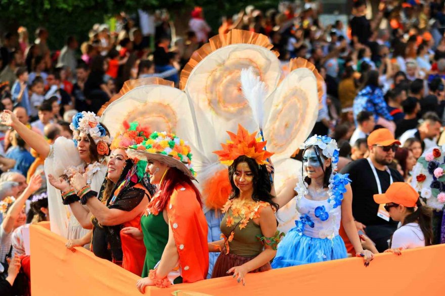Adana’da karnaval korteji renkli görüntülere sahne oldu