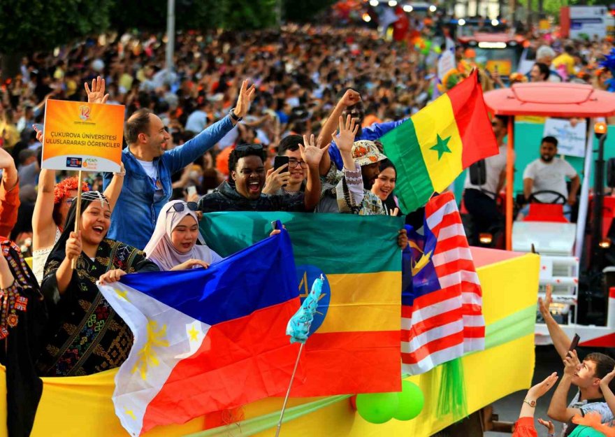 Adana’da karnaval korteji renkli görüntülere sahne oldu