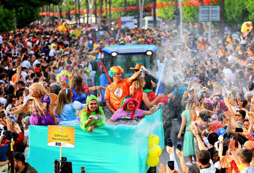 Adana’da karnaval korteji renkli görüntülere sahne oldu